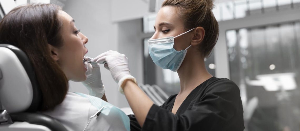 dentista-de-tiro-medio-usando-mascara (Grande)