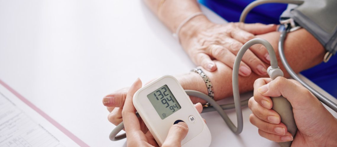 measuring-blood-pressure-elderly-woman (Grande)