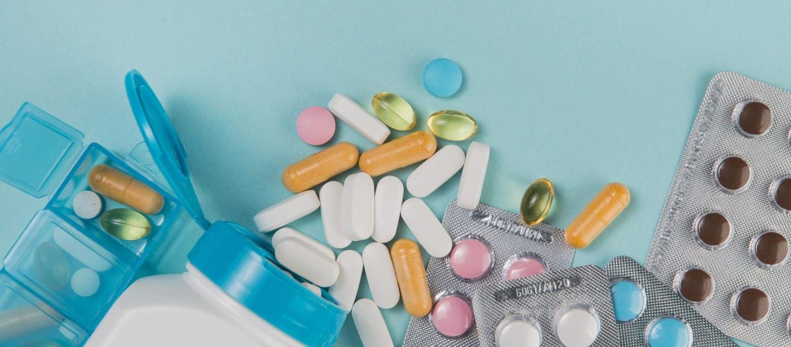 vista-superior-variedade-de-medicamentos-e-comprimidos